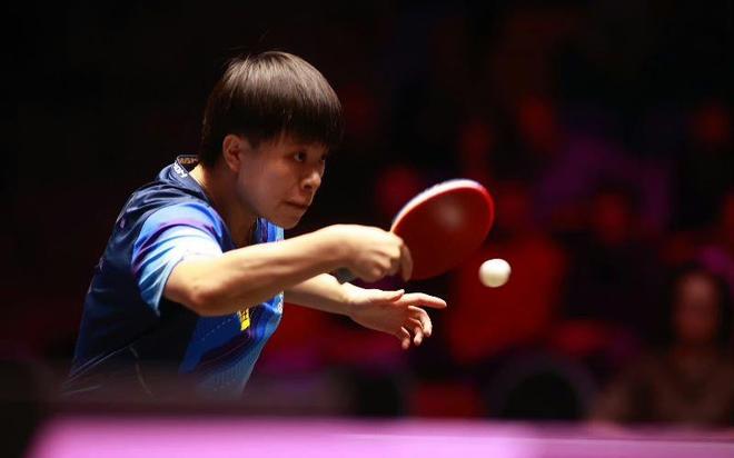 马赫雷斯和知名说唱歌手一同出镜，展示阿尔及利亚队新球衣