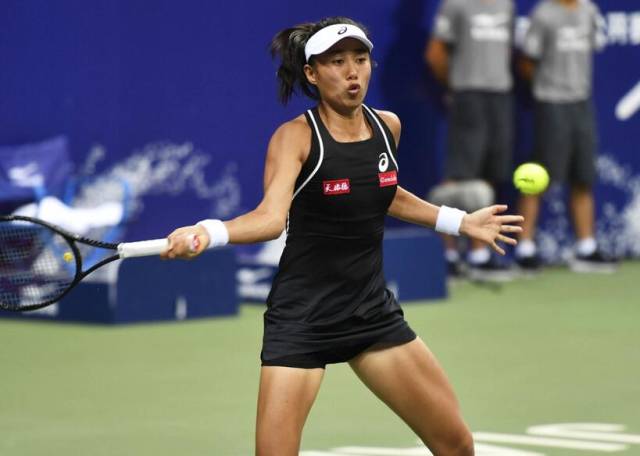 波兰媒体：莱万妻子经常分享跳交际舞的视频，引发了夫妻争吵